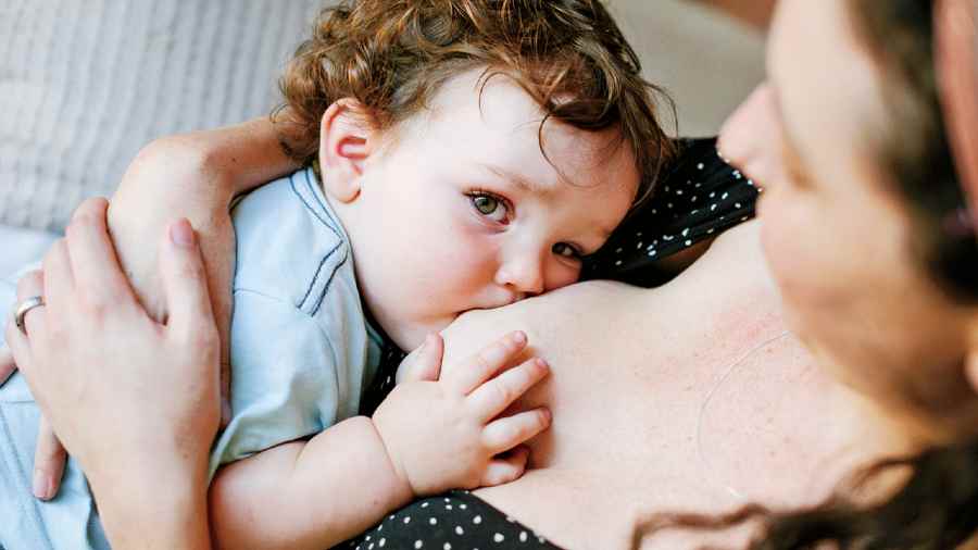 breastfeeding tips for latching on kaveesh mommyn
