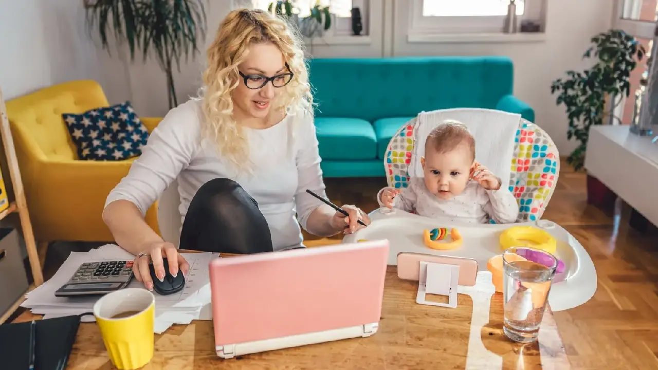 What is Maternity Leave? (With Types of Parental Leave)