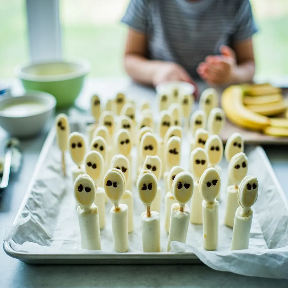 15 Adorably Spooky & Easy DIY Halloween Treats for Your Next Party 3 H2 ghostly 3 pops banana