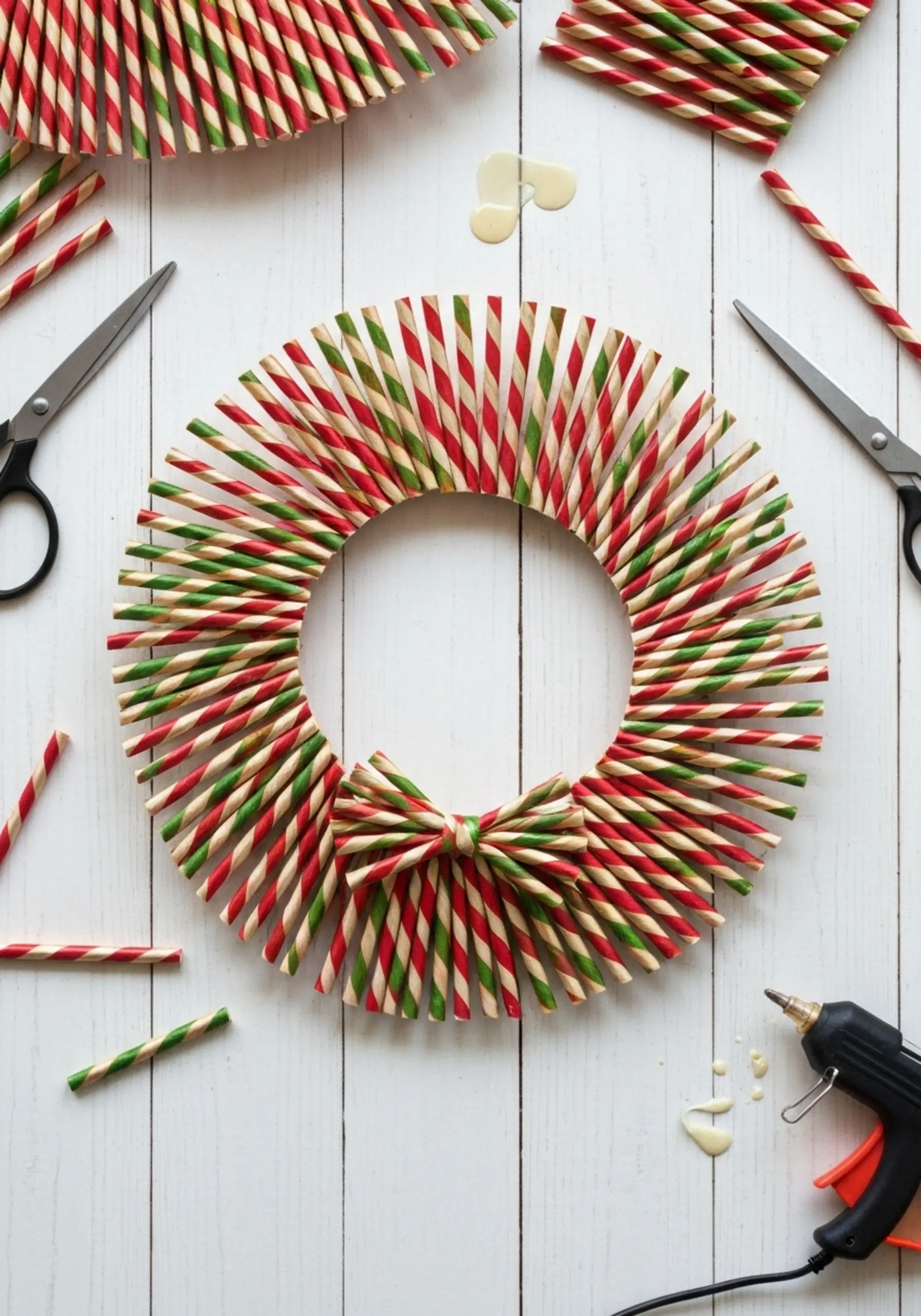 Paper straw wreath