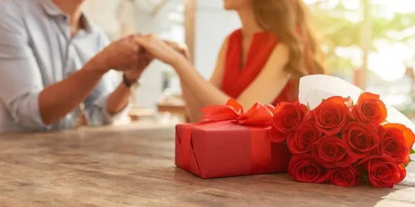40 Thoughtful Valentine’s Day Captions for Gifts ❤️ 🎁
